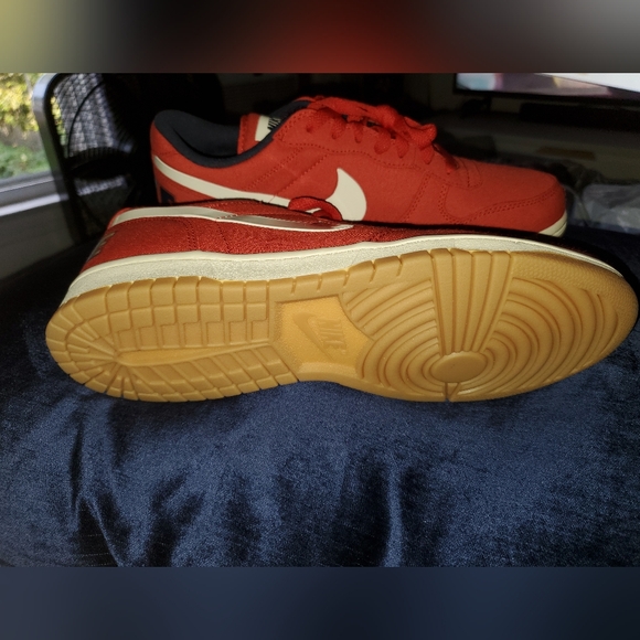 Nike Men\'s Red and White Sneakers